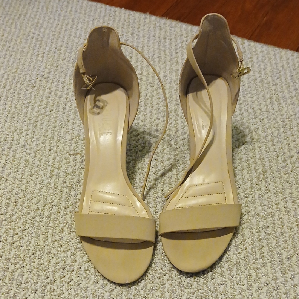 READ DESCRIPTION Rouge Helium Nude WOMENS 8 1 /2  Heels Used